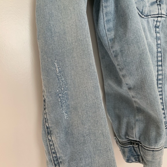 Kut from the Kloth Women’s Distressed Classic Denim Jacket Light Wash Size Small - Picture 11 of 15
